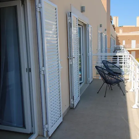 Apartment Garden - Stunning 2 Bedroom - Communal Pool - 2 Minuts Walking To The River *