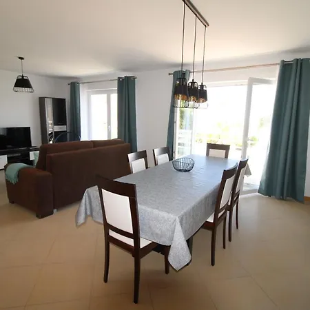 Apartment Garden - Stunning 2 Bedroom - Communal Pool - 2 Minuts Walking To The River *