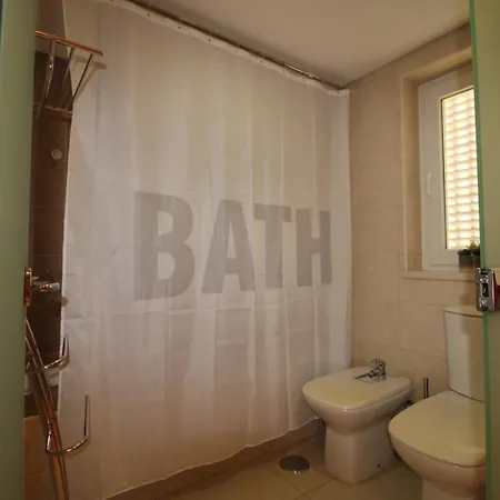 Apartment Garden - Stunning 2 Bedroom - Communal Pool - 2 Minuts Walking To The River *